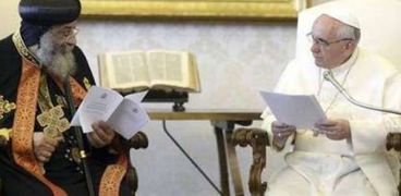 «تواضروس وفرنسيس» أثناء توقيع البيان التاريخى بالكاتدرائية