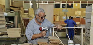 عمال أثناء العمل داخل مصنع «أبوزعبل» للصناعات الخشبية «أتيكو»