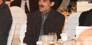 الصحفي مجدي الجلاد خلال تواجده في حفل توقيع الكتاب
