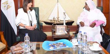 مكرم تبحث ملف المهاجرين والعاملين بالخارج مع وزيرة العمل السودانية