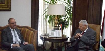 الصدر خلال لقاء سابق مع رئيس الهيئة الوطنية للصحافة