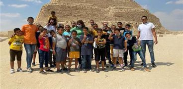 أطفال في زيارة للأهرامات (أرشيفية)