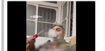 جندي إسرائيلي يدخن النارجيلة (الشيشة)