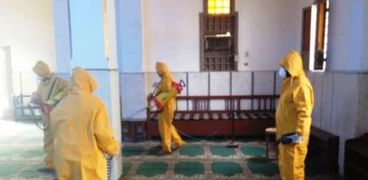 فريق التعقيم يطهر أحد المساجد فى أسوان
