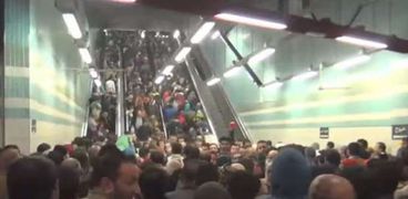 كارثة في محطة «مترو العتبة».. الركاب ينجون من موت محقق بعد «كهربة سلم متحرك»