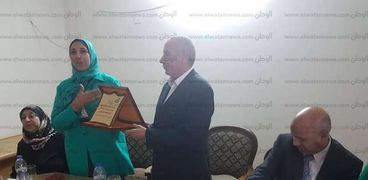 قومي المرأة يكرم رئيس مدينة بني سويف السابق لجهوده بالمحافظة