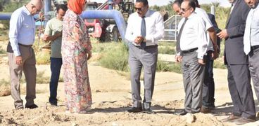 محافظ مطروح وقيادات تنفيذية خلال تفقد خط مياه الشرب الجديد في اغورمي بواحة سيوة