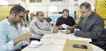 فرز البطاقات الانتخابية داخل إحدى اللجان الانتخابية بالإسكندرية