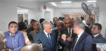 وزير التموين ومحافظ الجيزة خلال افتتاح مكاتب التموين المطورة بالجيزة
