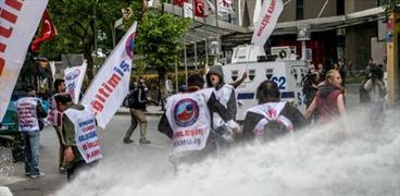 بالصور| تركيا تفض احتجاجات "عيد العمال" بـ"الغاز المسيل للدموع"