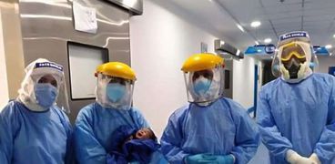 الفريق الطبي مع المولود السادس في مستشفي العزل في الإسكندرية