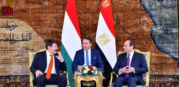 الرئيس يستقبل رئيس جمهورية المجر بقصر الاتحادية ويعقد معه جلسة مباحثات
