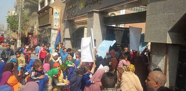 بالصور| تظاهرة في بني سويف للمطالبة بعدم رحيل رئيس مدينة: "اخترناه اخترناه"