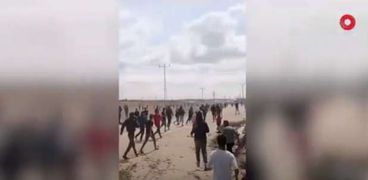 آلاف الفلسطينيين يهاجمون شاحنات مساعدات في طريقها لمخازن حماس