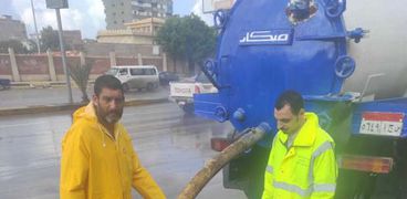 احياء الإسكندرية في الشوارع لسحب المياه
