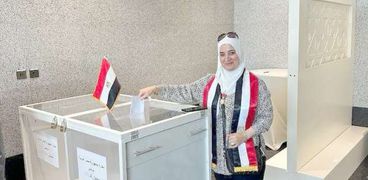 سيدة أثناء الإدلاء بصوتها في إحدى لجان الانتخابات الرئاسية بالخارج