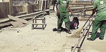 العمال أثناء تنظيف أسطح العمارات بالقاهرة
