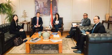 دكتورة رانيا المشاط وزيرة التعاون الدولي مع وفد كوريا الجنوبية