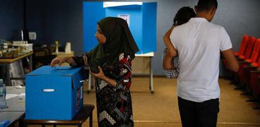 سيدة عربية تصوت على انتخابات الكنيست