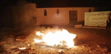 إشعال النيران فى تابوت ممرض متوفي بقرية "شبراملكان" لاصابته بـ"كورونا"