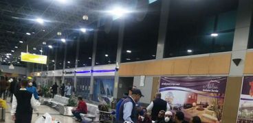 مصادر للوطن : القابضة للمطارات تواصل تركيب كاميرات حراريه بصالات الوصول بمطار القاهرة