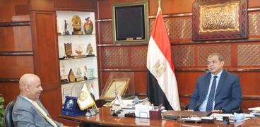 القوى العاملة تبحث مع نائب اتحاد المصريين بالسعودية «أوضاع العمال»