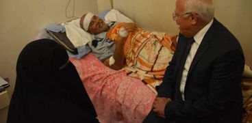 محافظ بورسعيد خلال زيارته إحدي المستشفيات بالمحافظة