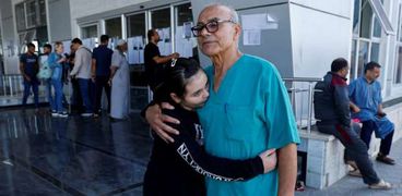 مشهد مؤثر لطبيب يودع ابنته وزوجته من فلسطين لمصر: سأبقى في غزة لعلاج الجرحى (صور)