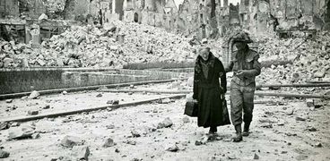 باريس عام 1944- خلال الحرب العالمية الثانية جندي بريطاني يساعد عجوز