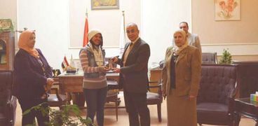 رئيس جامعة الزقازيق يكرم الطالبة أية أشرف لفوزها في البطولة العربية
