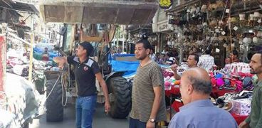 حملة لرفع اشغالات الطريق بنطاق حي الجمرك بالإسكندرية