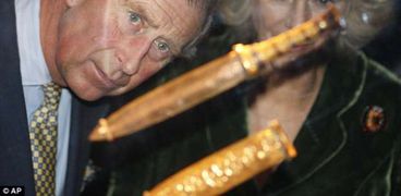 الأمير تشارلز ولي عهد بريطانيا ينظر إلى خنجر من مقتنيات توت عنخ أمون - أرشيفية