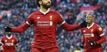 اللاعب "محمد صلاح" يهدى والدته رحلة عمرة بمناسبة عيد الام