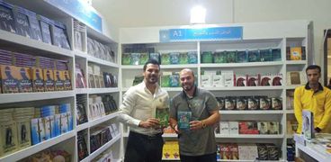 اللاعب عمرو زكي داخل أحد دور النشر بمعرض الكتاب