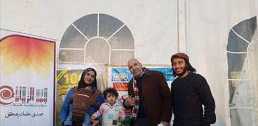 محمود مع زوجته وولديه مع الشاعر إيهاب البشبيشي