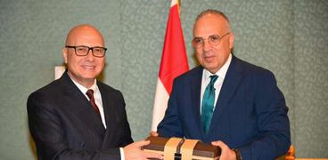 وزير الري ونظيره التونسي