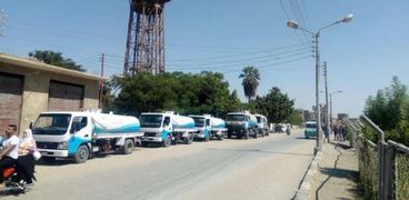 بالصور|  5سيارات لنقل مياه الشرب النقية تجوب قرى طامية