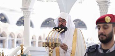 الشيخ السديس يؤم المسلمين في صلاة التراويح اليوم