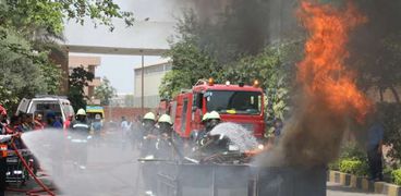 سيارات الإطفاء تحاول السيطرة على الحريق