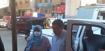 محافظ الجيزة يوفر سياره لنقل مواطنه ويوجه بإعادتها لمنزلها عقب التصويت