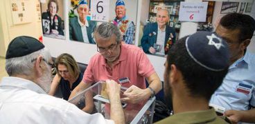 بالصور| فرنسيون إسرائيليون يدلون بأصوتهم في القنصلية الفرنسية