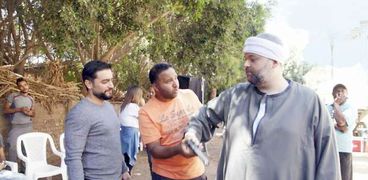 رؤوف عبدالعزيز مع هانى سلامة ومحمد عبدالعزيز أثناء تصوير مسلسل «طاقة نور»