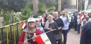 الجالية المصرية تشارك في الاستفتاء لليوم الثاني من الاستفتاء