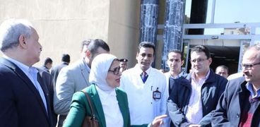 وزيرة الصحة خلال زيارتها الاقصر