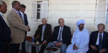 وزير التنمية المحلية يشرب الشاي مع عمدة بنبان في زيارة لمشروع "الطاقة الشمسية"