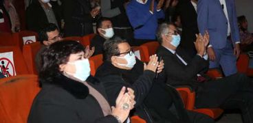 الدكتورة إيناس عبدالدايم وزيرة الثقافة خلال حضورها عرض "ريسايكل" بمسرح الطليعة
