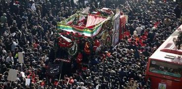 بالصور| آلاف الإيرانيين يشيعون جثامين 16 رجل إطفاء
