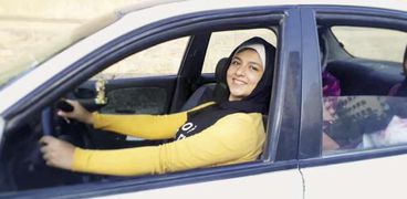 فتاة تتعلم قيادة السيارة فى أكاديمية السيدات
