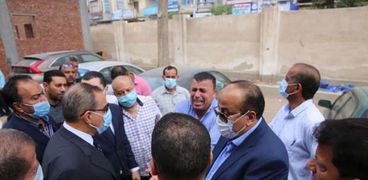 محافظ كفر الشيخ يقدم العزاء في نائب رئيس مدينة ورئيسة قرية توفيا بحادث أليم 