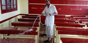 مدير مدرسة يشارك العمال في تنظيف الفصول.. وآخر يدهن الجدران بالشرقية